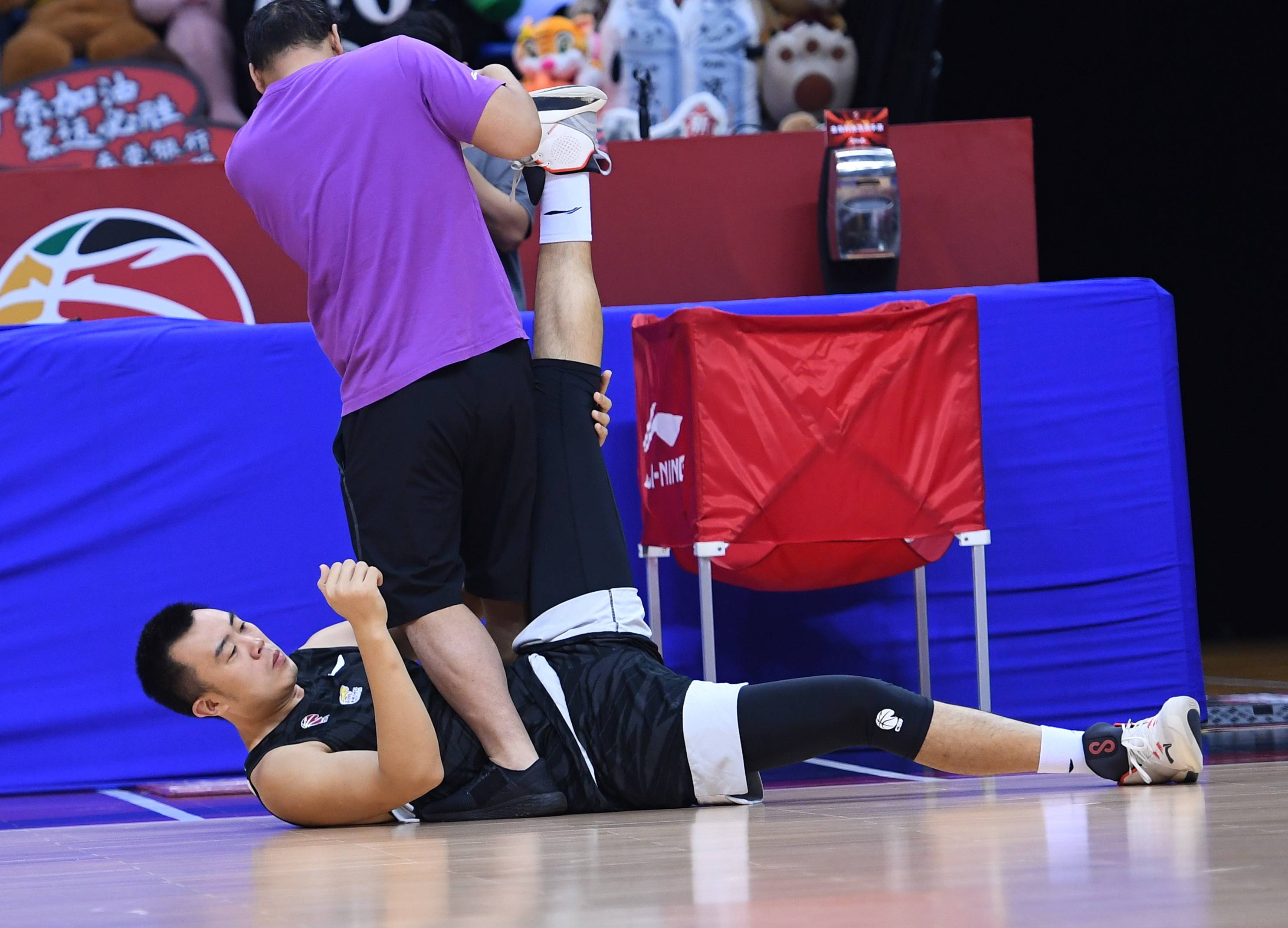 关于今夜辽宁本钢备战欧冠，伤情更新细节曝光，球迷炸锅，更衣室氛围转暖的信息